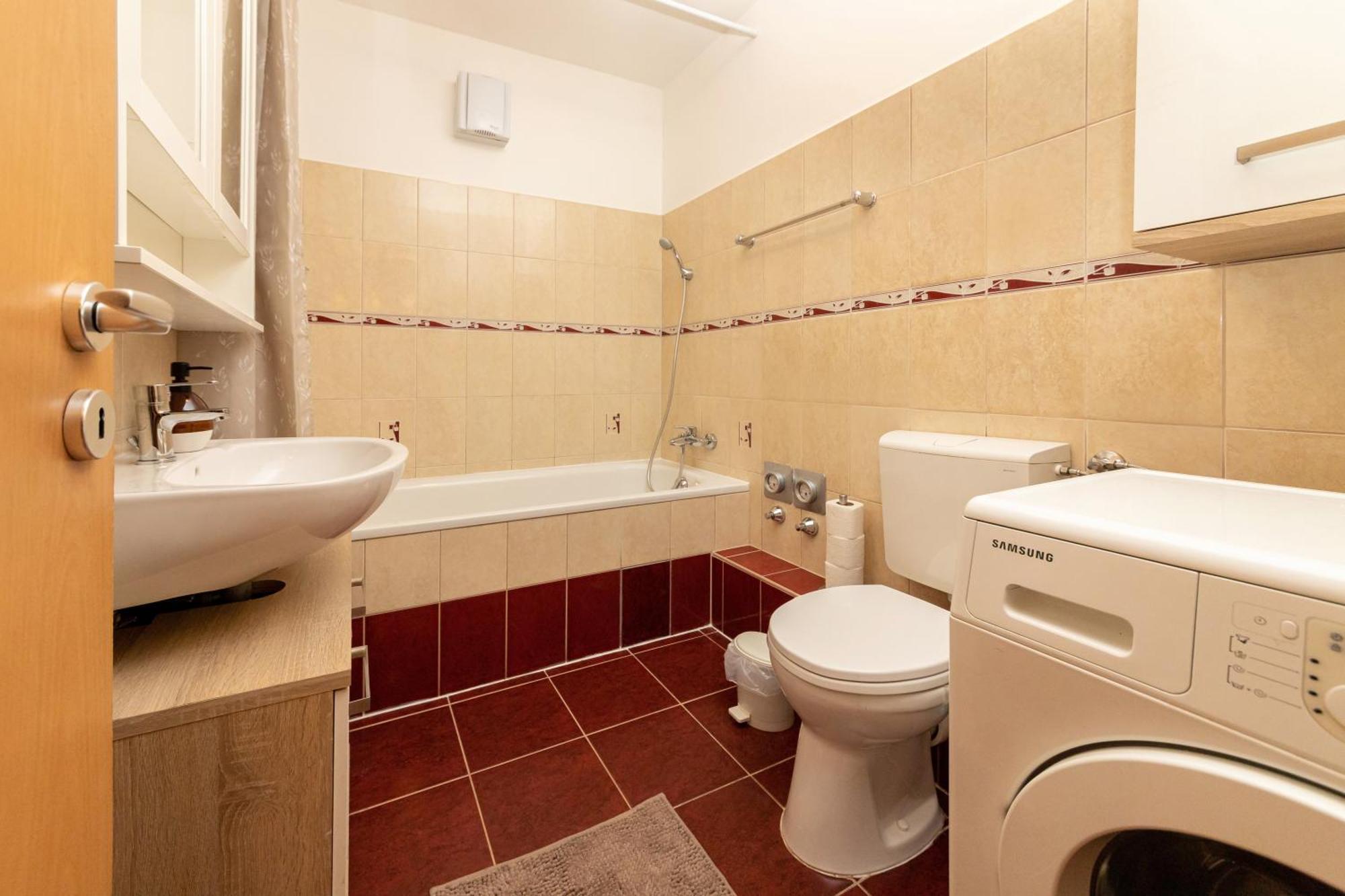 Center Budget Apartment Inside Free Parking Self Check-In Free Streaming Ac Balcony Budapest Eksteriør billede