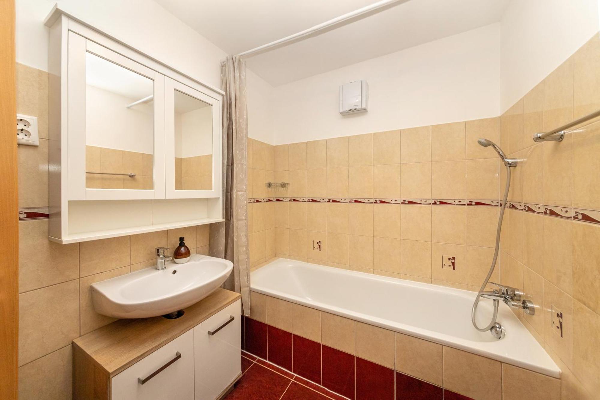 Center Budget Apartment Inside Free Parking Self Check-In Free Streaming Ac Balcony Budapest Eksteriør billede