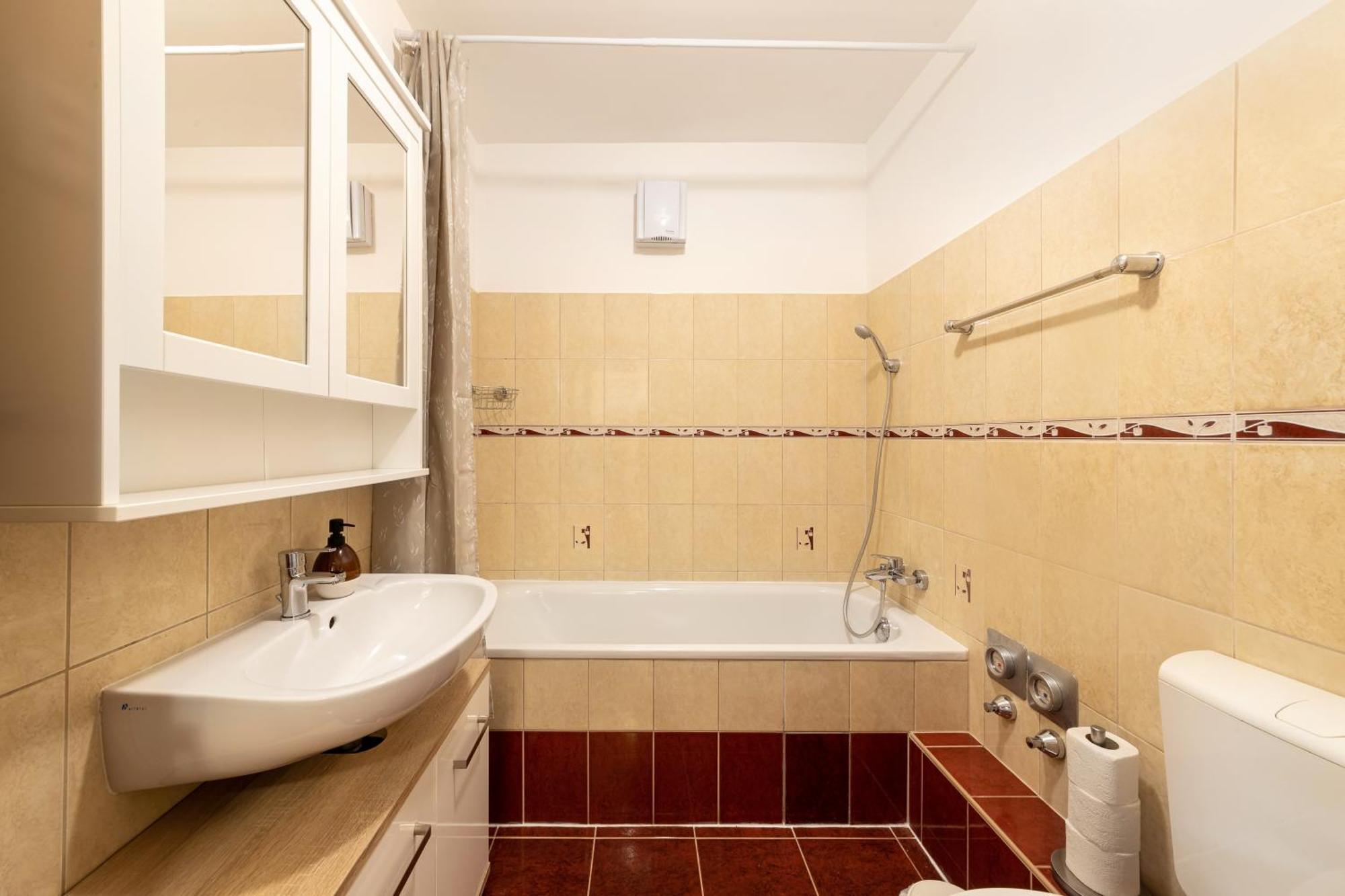 Center Budget Apartment Inside Free Parking Self Check-In Free Streaming Ac Balcony Budapest Eksteriør billede